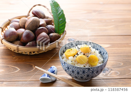 秋の味覚 栗ご飯 118387456