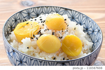 秋の味覚 栗ご飯 118387608