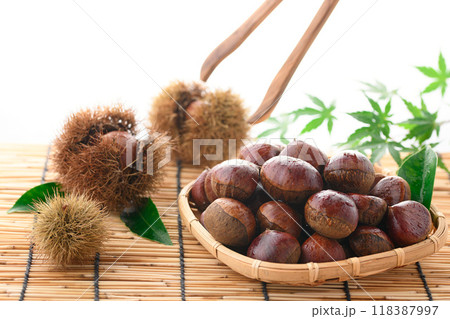 秋の味覚 栗 118387997