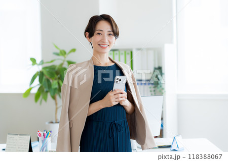 オフィスで働くビジネスウーマン 118388067