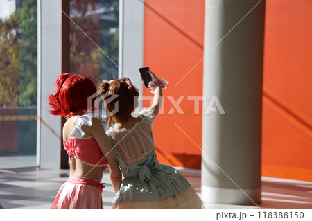 かわいい女性コスプレイヤーが自撮り写真を撮るところ 118388150