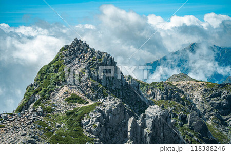 青空の下、宝剣岳の夏 118388246