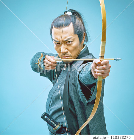 矢を放つ侍 118388270