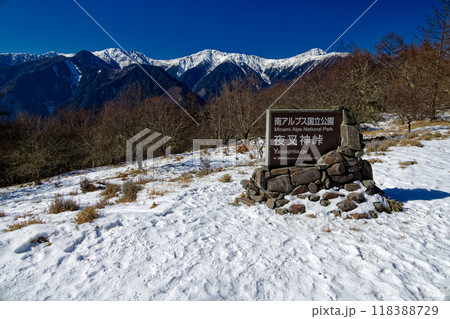 冬の夜叉神峠から見る白峰三山 118388729