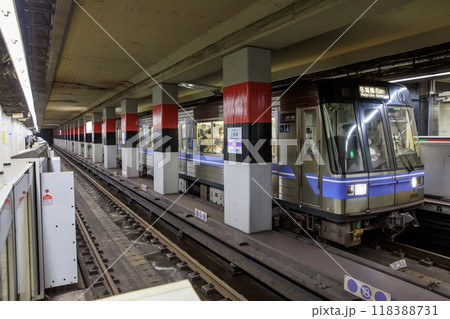 上前津駅に停車中の名城線2000系電車 上前津駅に停車中の名城線2000系電車 118388731
