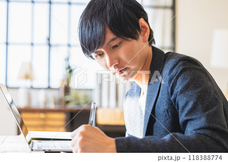 勉強をする男性 118388774