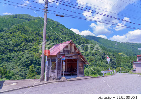 田舎のバス停と待合所 118389061