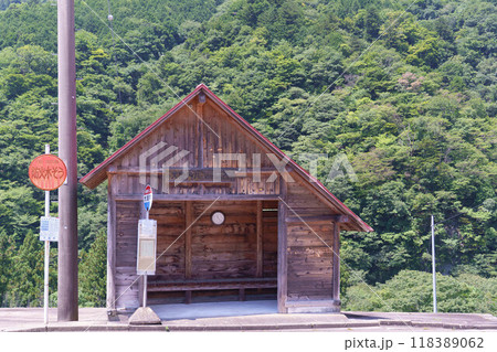 田舎のバス停と待合所 118389062