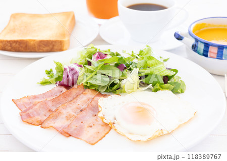 おいしいベーコンと目玉焼とサラダとスープとトーストとコーヒーのモーニング おいしいベーコンと目玉焼とサラダとスープとトーストとコーヒーのモーニング 118389767