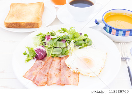 おいしいベーコンと目玉焼とサラダとスープとトーストとコーヒーのモーニング 118389769