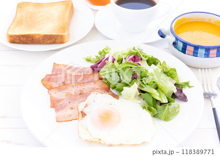 おいしいベーコンと目玉焼とサラダとスープとトーストとコーヒーのモーニング おいしいベーコンと目玉焼とサラダとスープとトーストとコーヒーのモーニング 118389771