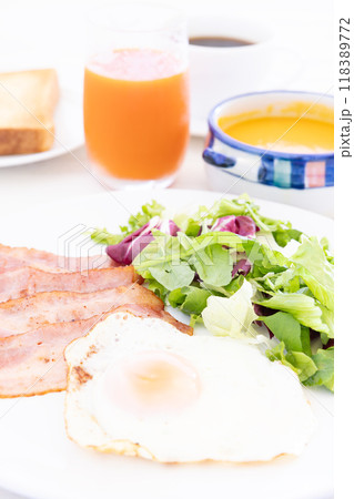 おいしいベーコンと目玉焼とサラダとスープとトーストとコーヒーのモーニング おいしいベーコンと目玉焼とサラダとスープとトーストとコーヒーのモーニング 118389772