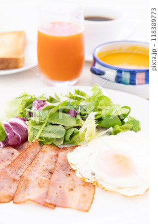 おいしいベーコンと目玉焼とサラダとスープとトーストとコーヒーのモーニング おいしいベーコンと目玉焼とサラダとスープとトーストとコーヒーのモーニング 118389773