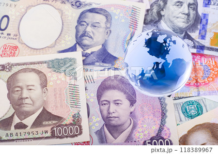 日本円と地球儀 118389967