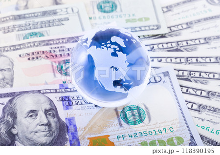 米ドル紙幣と地球儀 米ドル紙幣と地球儀 118390195