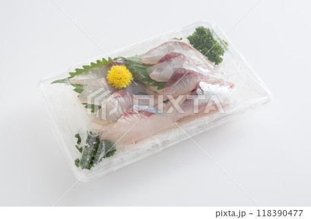 パックに入ったシマアジの刺身 パックに入ったシマアジの刺身 118390477