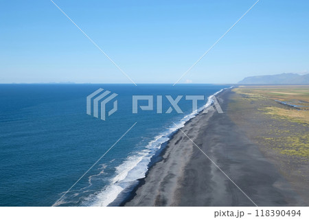 Stunning view of ocean and shore of sand beach on southern coast of Iceland 118390494