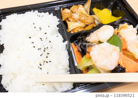 おいしい中華料理、エビと野菜炒め弁当 118390521