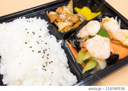 おいしい中華料理、エビと野菜炒め弁当 おいしい中華料理、エビと野菜炒め弁当 118390536