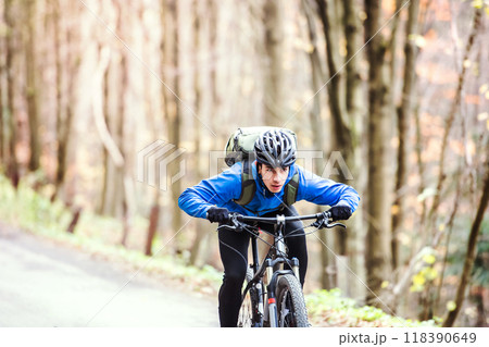Active man on bike in the middle of beautiful nature, early autumn morning. Concept of healthy lifestyle. 118390649
