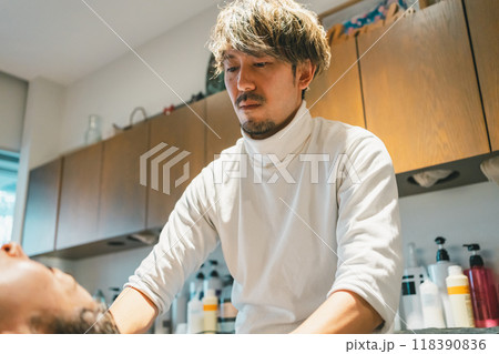 男性美容師のシャンプーワーク 118390836