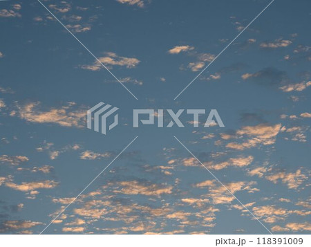 秋の空に浮かぶ雲 118391009