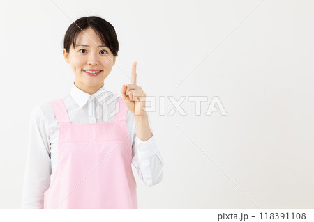 助言をするエプロン姿のアジア人女性01 118391108