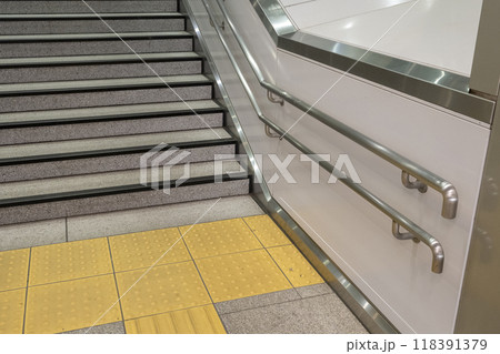 駅の階段に設けられた点字ブロックと手すり 118391379