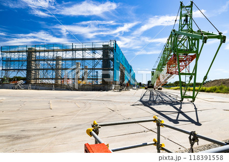 工場建設現場　重機ラフテレーンクレーン 118391558
