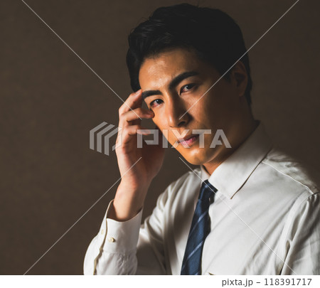 格好いい男性ポートレート 118391717