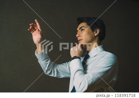 格好いい男性ポートレート 118391718