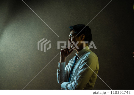 格好いい男性ポートレート 118391742