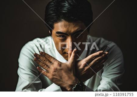 格好いい男性ポートレート 118391755