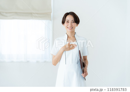 エステティシャンのミドル女性	 118391783