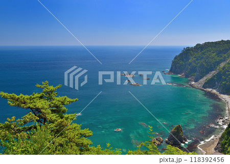 東北・鵜ノ巣断崖・園地が断崖絶壁の上にあるのを実感する南側の展望台の眺め・岩手県田野畑村(3) 東北・鵜ノ巣断崖・園地が断崖絶壁の上にあるのを実感する南側の展望台の眺め・岩手県田野畑村(3) 118392456