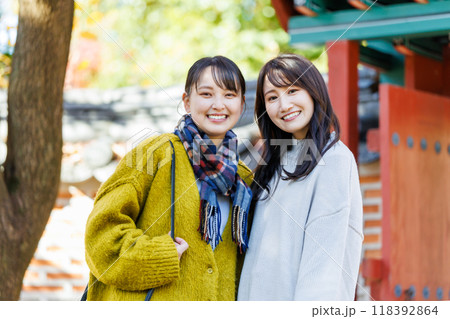 大阪鶴見緑地を観光する女性 大阪鶴見緑地を観光する女性 118392864