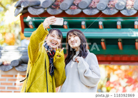 大阪鶴見緑地を観光する女性 大阪鶴見緑地を観光する女性 118392869