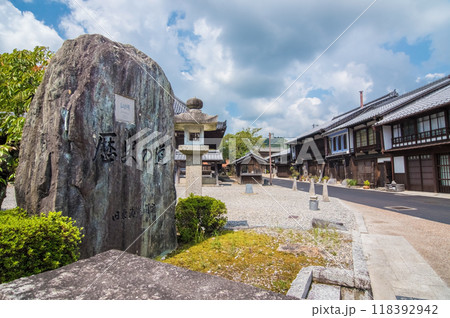 《関宿・地蔵院門前の町並み》旧東海道・三重県・古い町並み 118392942
