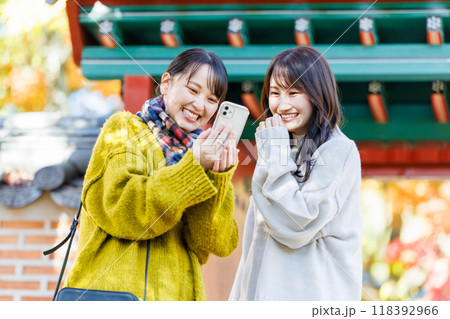 大阪鶴見緑地を観光する女性 118392966