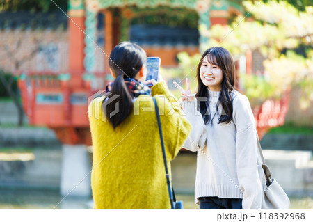 スマホで写真を撮る女性 スマホで写真を撮る女性 118392968