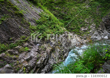 荘厳な岩肌むき出しの清津峡渓谷 荘厳な岩肌むき出しの清津峡渓谷 118393012