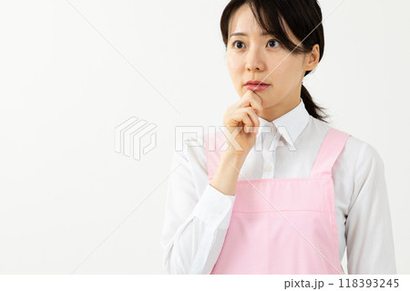 考えるエプロン姿のアジア人女性10 118393245