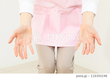 保育士の抱っこしようとするイメージ01 118393246