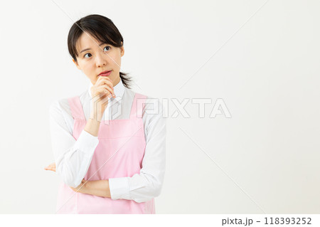 考えるエプロン姿のアジア人女性12 118393252