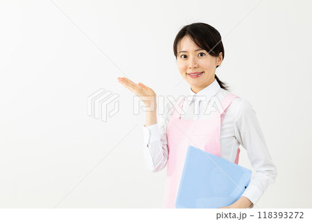 案内をするエプロン姿のアジア人女性05 118393272