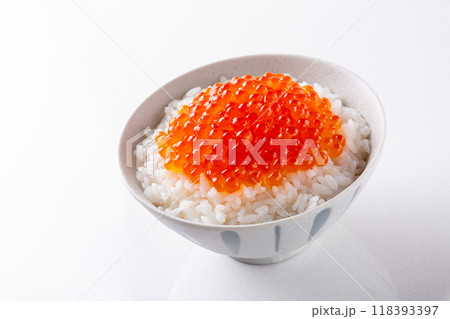 白背景にいくら丼 118393397