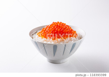 白背景にいくら丼 118393399