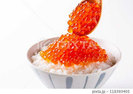 白背景にいくら丼 白背景にいくら丼 118393405