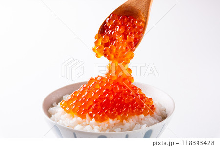 白背景にいくら丼 118393428