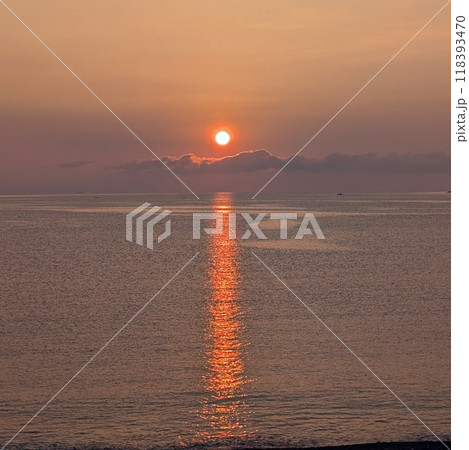 熊野灘から登る朝日 熊野灘から登る朝日 118393470